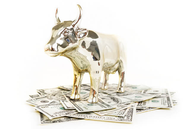 Złoty byk z Wall Street na pieniądzach z funduszy inwestycyjnych