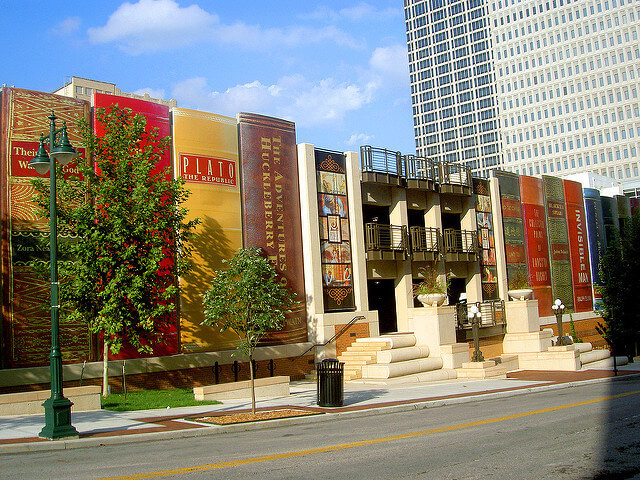 Ciekawy budynek biblioteki publicznej w Kansas City