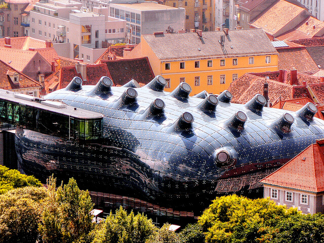 Futurystyczny budynek muzeum Kunsthaus Graz w Austrii