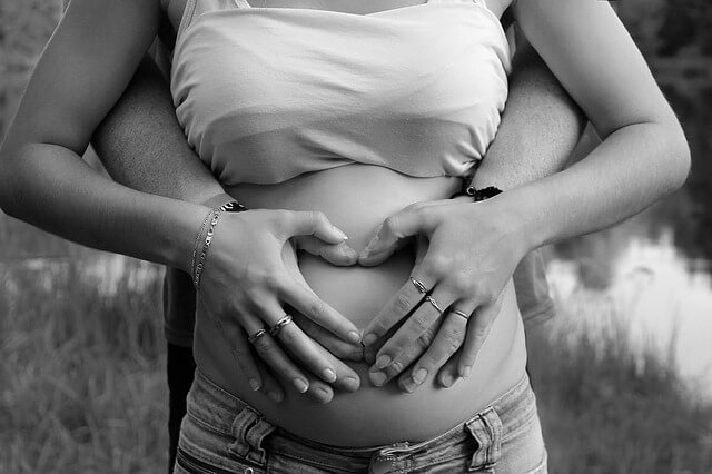 kobieta w ciąży ręce na brzuchu