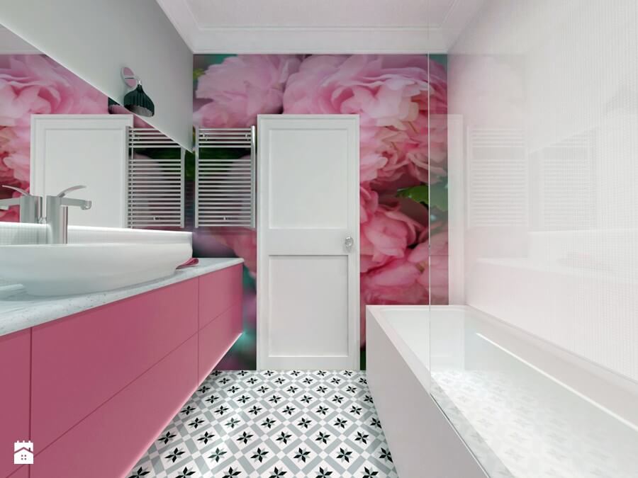 Łazienka z różowymi akcentami