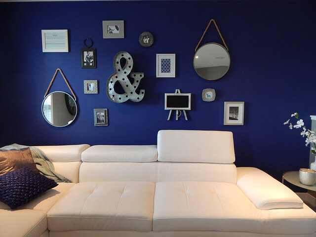 niebieskie ściany w salonie