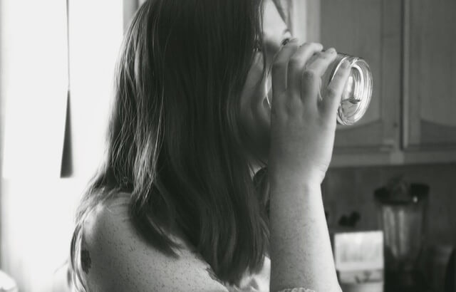 Kobieta pijąca wodę ze szklanki