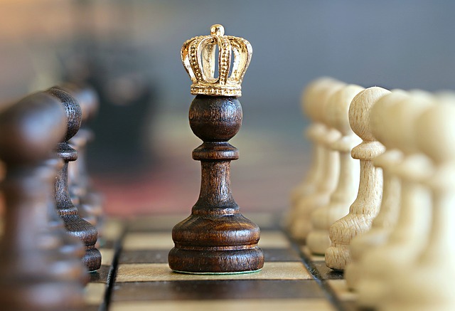 szachy rozstępują się przed królem