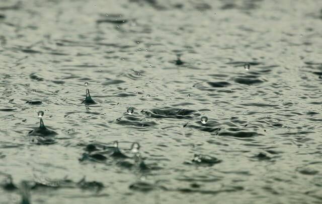 Krople deszczu-na-wodzie
