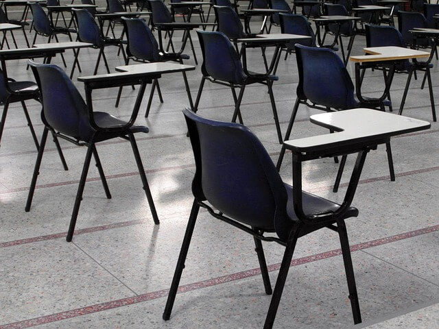 Puste krzesła na egzaminie