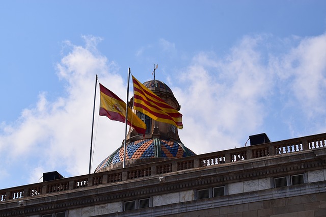 hiszpańska i katalońska flaga