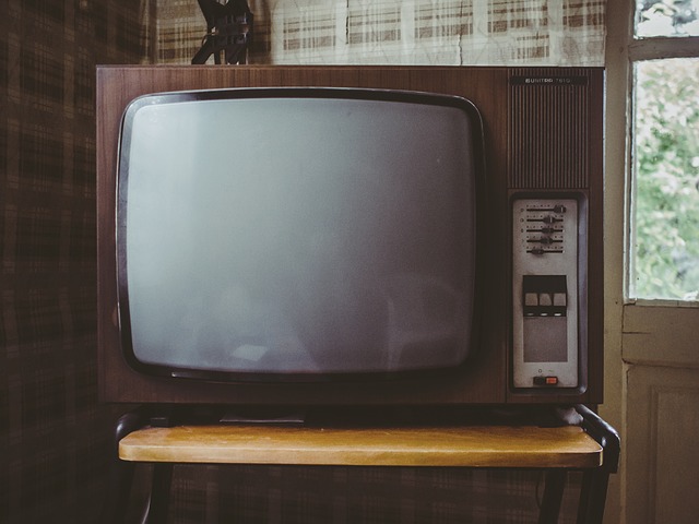 stary telewizor kineskopowy