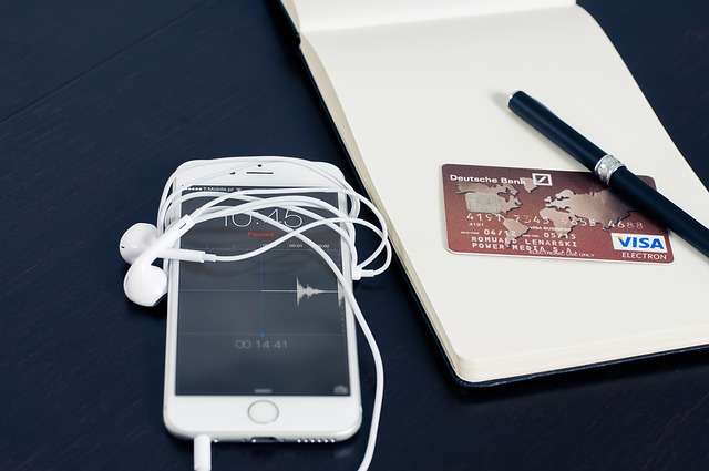 telefon, pióro i karta kredytowa