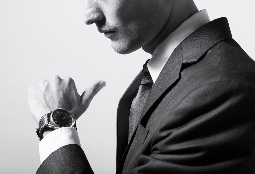 Elegancki mężczyzna z zegarkiem