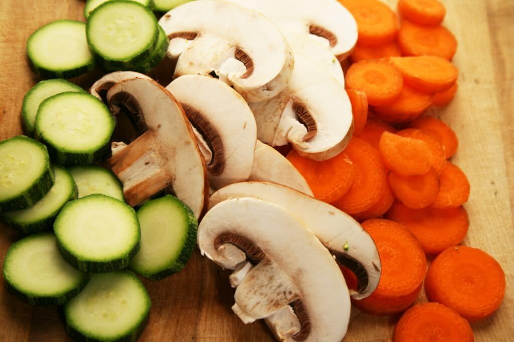 Świeże warzywa do diety rozdzielnej na desce do krojenia