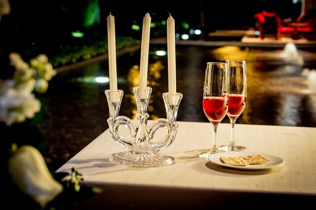 Stół przygotowany na romantyczną kolację dla dwojga